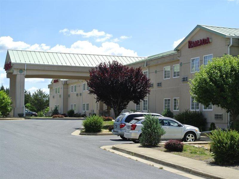 Ramada By Wyndham Strasburg - Shenandoah Valley Esterno foto