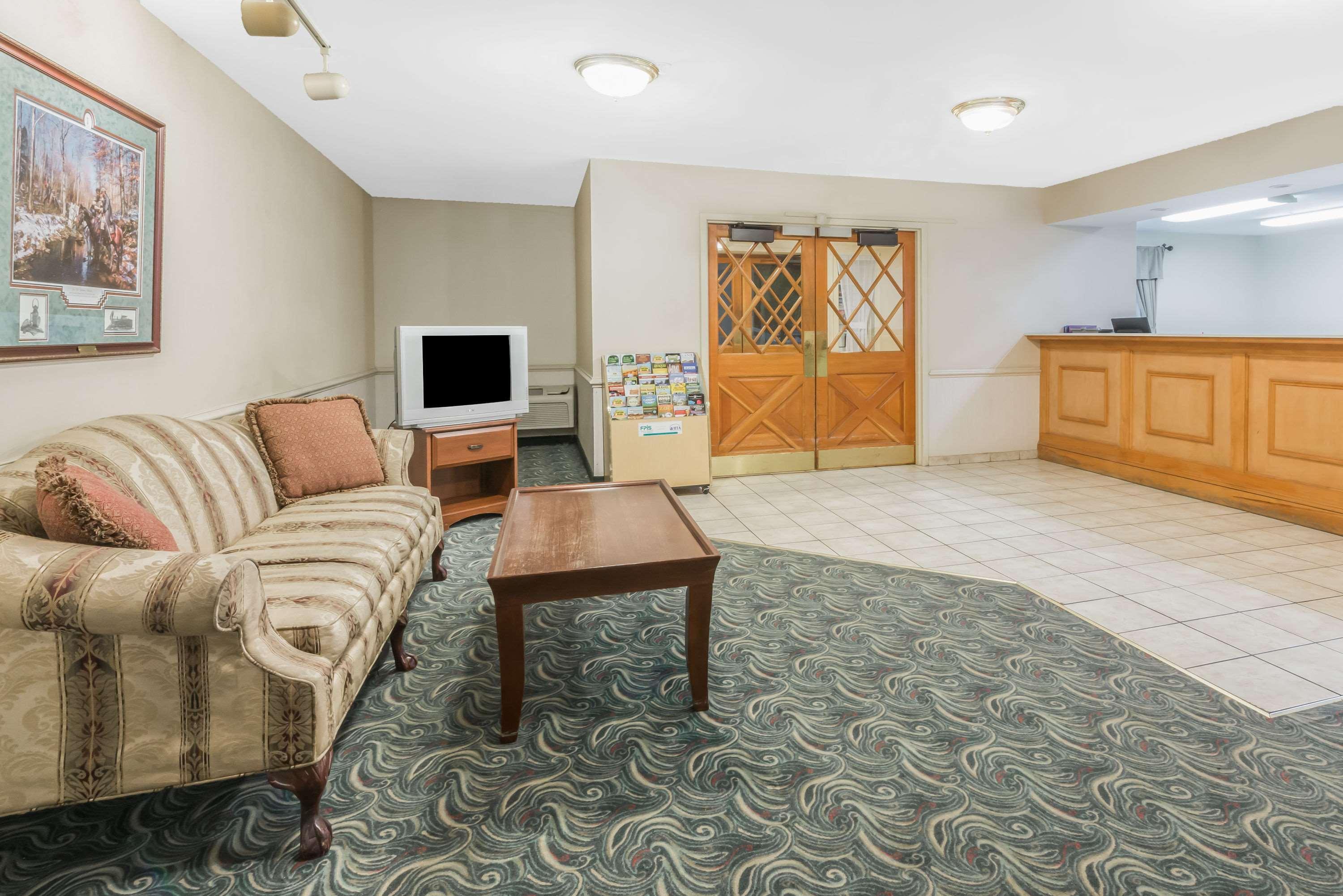 Ramada By Wyndham Strasburg - Shenandoah Valley Esterno foto