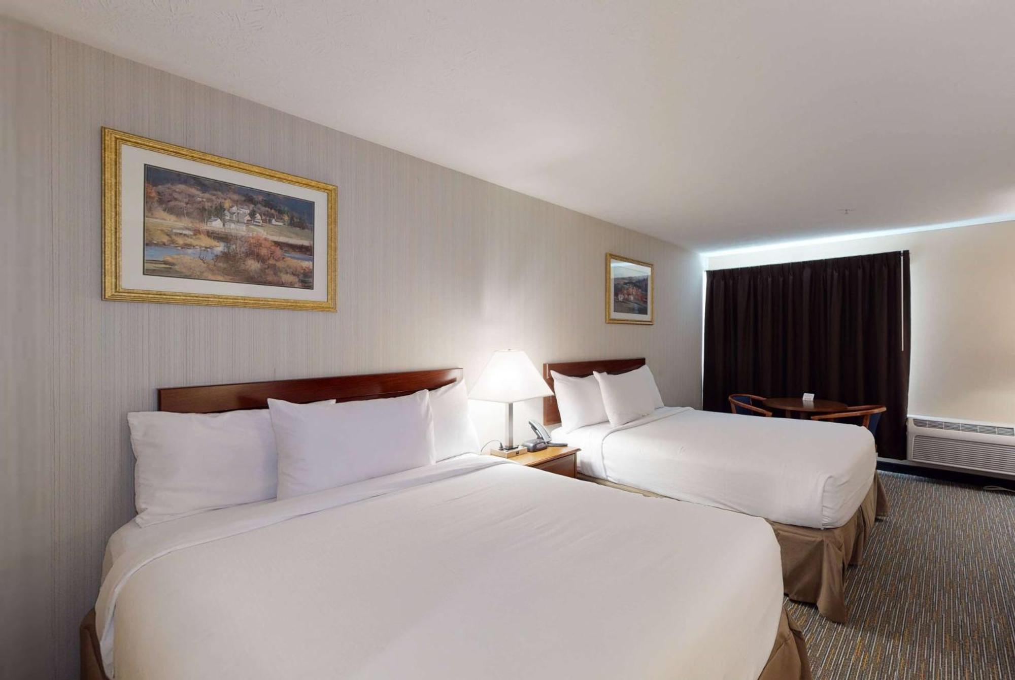Ramada By Wyndham Strasburg - Shenandoah Valley Esterno foto