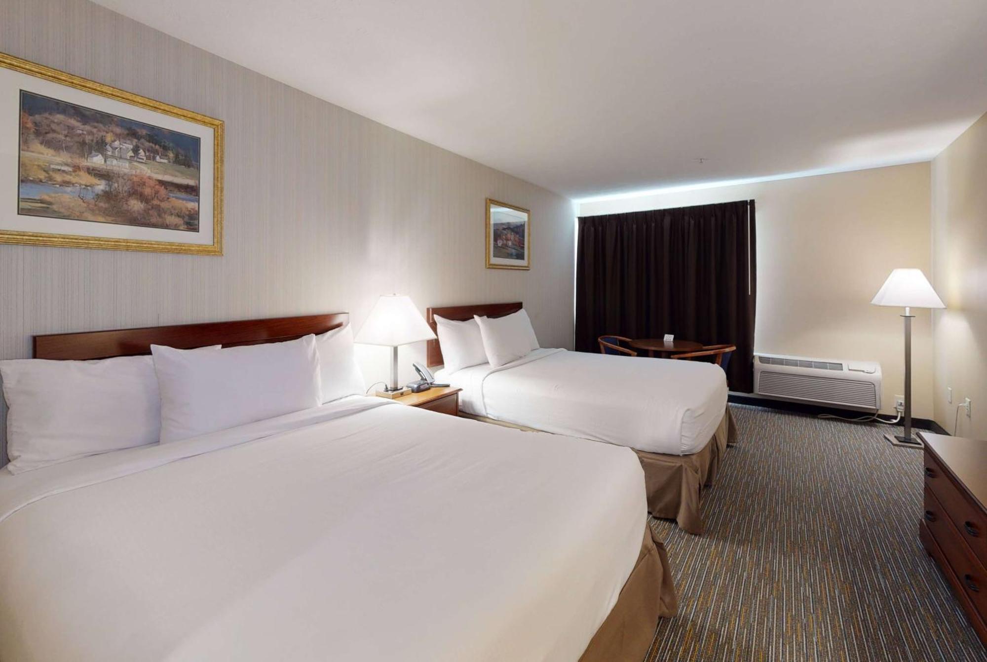 Ramada By Wyndham Strasburg - Shenandoah Valley Esterno foto